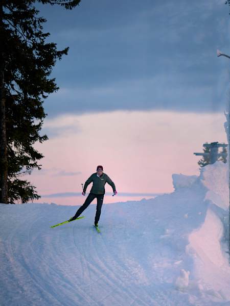 Linn Svahn ist beim Langlaufrennen im Einsatz und gleitet mit voller Konzentration durch die verschneite Landschaft.