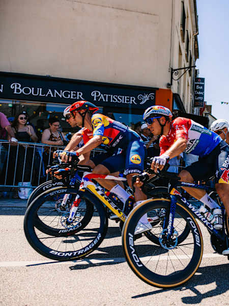 Le sprinteur belge Jordi Meeus (Bora-Hansgrohe) roule devant le peloton lors d’une étape du Tour de France.