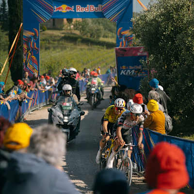 Isaac Del Toro (in primo piano) fa suo il Red Bull KM di Siena il 18 maggio 2025 con a ruota Wout van Aert.