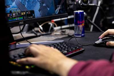 Foto zeigt einen Spieler beim Red Bull Solo Q Chile National Final mit einem AOC-Monitor und Maus und Tastatur. 