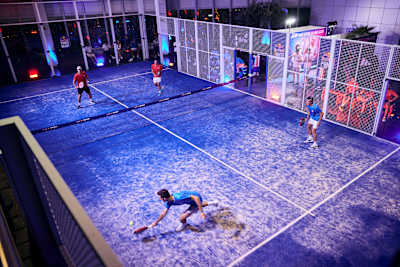 Ale Galán et Juan Lebrón jouent au padel lors d'un match à Madrid, en Espagne, le 28 juillet 2022.