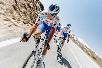 L’équipe Red Bull – BORA – hansgrohe file à toute allure dans la descente du Mont Ventoux, à l’approche du Tour de France 2025.