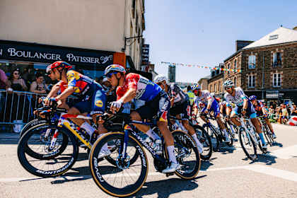 Le sprinteur belge Jordi Meeus (Bora-Hansgrohe) roule devant le peloton lors d’une étape du Tour de France.