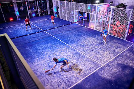 Ale Galán et Juan Lebrón jouent au padel lors d'un match à Madrid, en Espagne, le 28 juillet 2022.