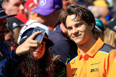 Le pilote Oscar Piastri prend une photo avec un fan lors du Grand Prix d'Autriche de F1 2023.