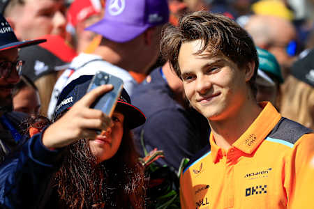 Le pilote Oscar Piastri prend une photo avec un fan lors du Grand Prix d'Autriche de F1 2023.