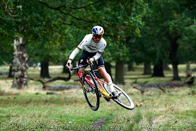 Tom Pidcock rueda en Londres, Inglaterra, el 7 de octubre de 2019.