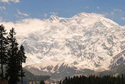 Un avalanche sur le Nanga Parbat qui est le neuvième plus haut sommet du monde.