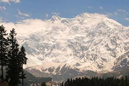 Un avalanche sur le Nanga Parbat qui est le neuvième plus haut sommet du monde.