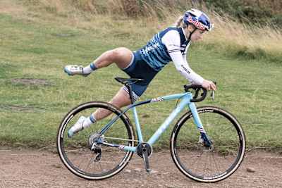 Evie Richards con su bici de ciclocross en Malvern, Reino Unido, el 14 de agosto de 2019.