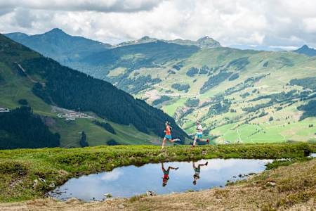 Anna-Maria Woerndle y Manuel Hirner corren en Saalbach, Austria, el 15 de julio de 2019.