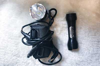 Dwa rodzaje lampek do jazdy na rowerze MTB w nocy