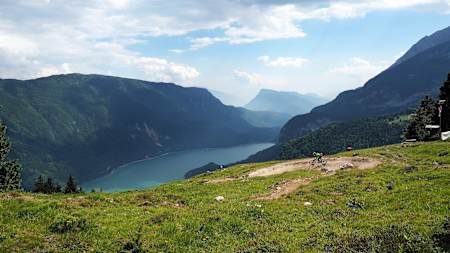 Paganella: flow trail Peter Pan sopra Molveno