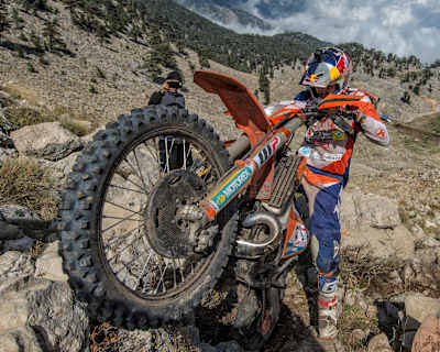 Manuel Lettenbichler pushing through the rocks