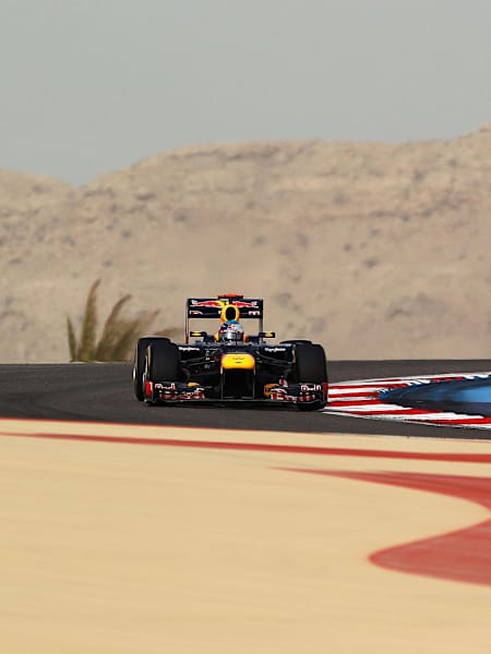 Vettel et Raikkonen dans un des virages difficiles du circuit du Grand Prix de Formule 1 du Bahreïn.