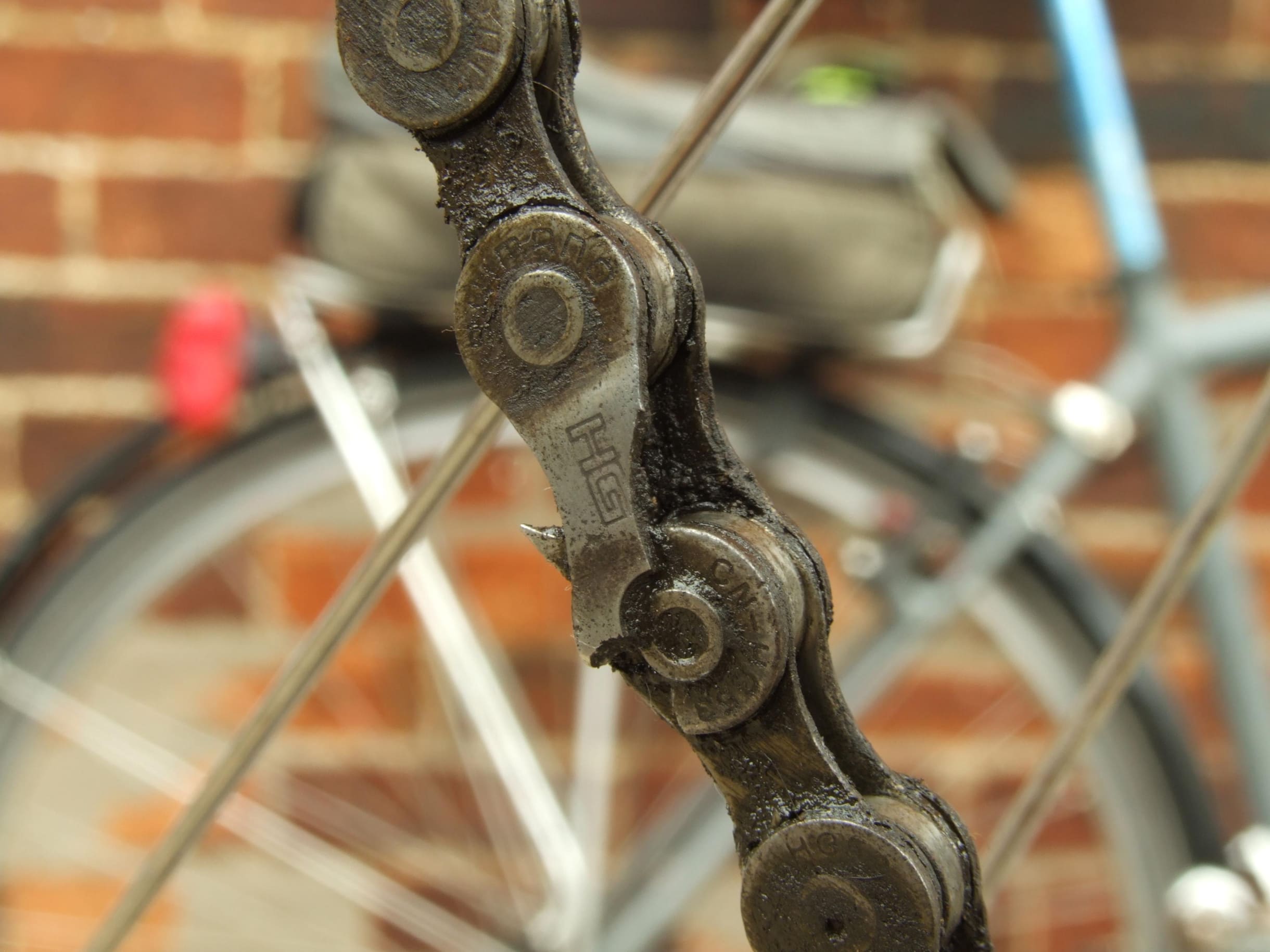 Una cadena rota, de cerca en una bicicleta de ciudad