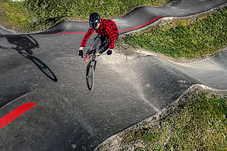 Caluori, sieben­facher MTB-Meister, zeigt immer gerne, was er am Velo kann.