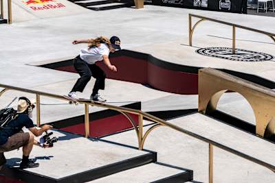 Lore Bruggeman executa um Boardslide durante as semifinais do Campeonato Mundial de Skate em Roma, Itália, em 4 de junho de 2021.