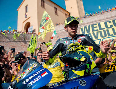 Eine Stadt sieht gelb: Tavulia ist der Vatikan der VR46-Gläubigen.