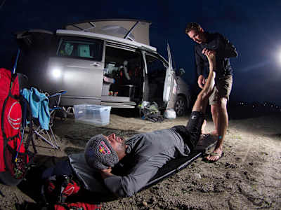 Thomas de Dorlodot (BEL) descansa durante el Red Bull X-Alps 2013, en Terfens, Austria, el 10 de julio 2013