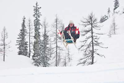 Eddie Edwards w akcji podczas bicia rekordu w skokach na sankach