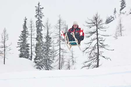 Eddie Edwards w akcji podczas bicia rekordu w skokach na sankach