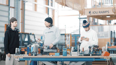 IOU Ramps Gründer Andreas Schützenberger sucht mit den Skate-Profis Vladik Scholz und Jost Arens das richtige Werkzeug aus.