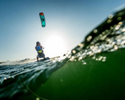 Bruna Kajiya s'entraîne avant le Red Bull Rally dos Ventos au parc national Lencois Maranhenses à Barreirinhas, au Brésil, le 14 septembre 2017.