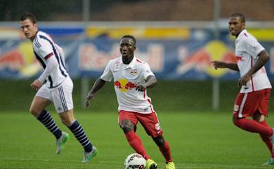 Naby Keïta z Red Bullu Salzburg v prípravnom zápase proti West Bromwichu Albion v roku 2015. Dnes je súčasťou Liverpoolu FC.
