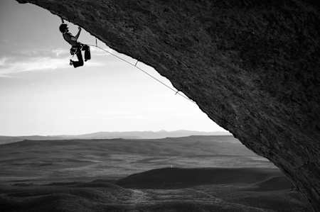 Le grimpeur Joe Kinder s'attaque à la voie Visitor Q au-dessus du désert des Mojaves.