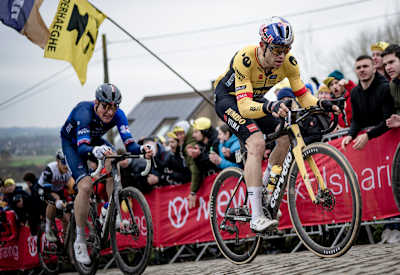 Het publiek moedigt Wout van Aert aan tijdens Luik - Bastenaken - Luik
