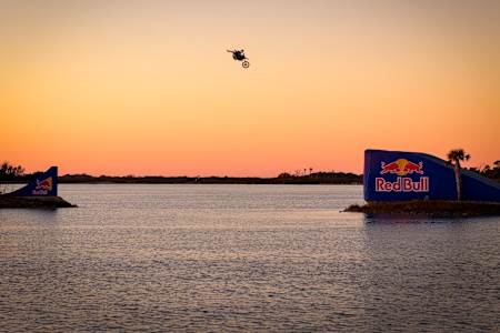 El motocross freeride reimaginado a través del agua y las islas