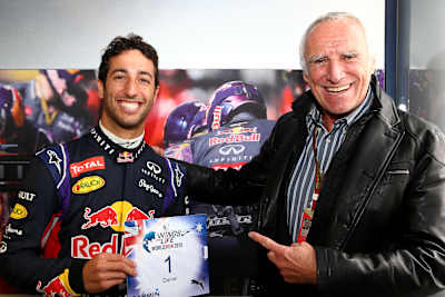 Le fondateur de Red Bull Dietrich Mateschitz en compagnie du pilote de F1 Red Bull Racing Daniel Ricciardo.