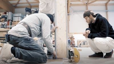 IOU Ramps Gründer Andreas Schützenberger und die Skate-Profis Vladik Scholz und Jost Arens markieren die Aussparungen für ihre Rampen-Füße.