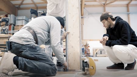 IOU Ramps Gründer Andreas Schützenberger und die Skate-Profis Vladik Scholz und Jost Arens markieren die Aussparungen für ihre Rampen-Füße.