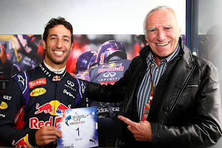 El fundador de Red Bull, Dietrich Mateschitz, con el piloto de F1 de Red Bull Racing, Daniel Ricciardo.