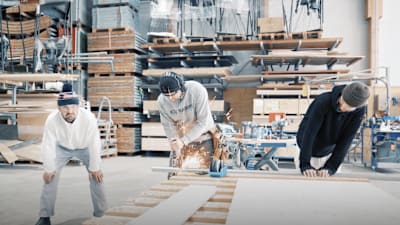 IOU Ramps Gründer Andreas Schützenberger kürzt das Rail für die Skate-Rampe von Vladik Scholz und Jost Arens auf die richtige Länge.