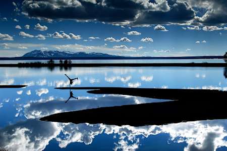 Tara Brouwer fait une roue sur une main sur le lac Yellowstone dans le Wyoming aux États-Unis  photographié par Keith Ladzinski.