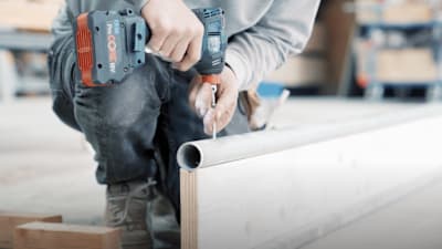 IOU Ramps Gründer Andreas Schützenberger verschraubt das Rundrail mit der vorbereiteten Rail-Konstruktion der Skate-Rampe.