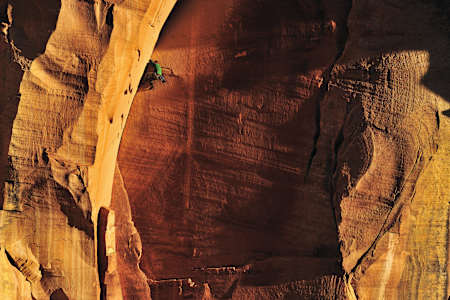 Le photographe Keith Ladzinski capture le grimpeur Mike Brumbaugh lors de sa tentative d'ascension d’un rocher aussi raide que lisse dans le désert du Nevada.