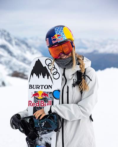 Portrait de la double championne olympique de snowboard Anna Gasser.