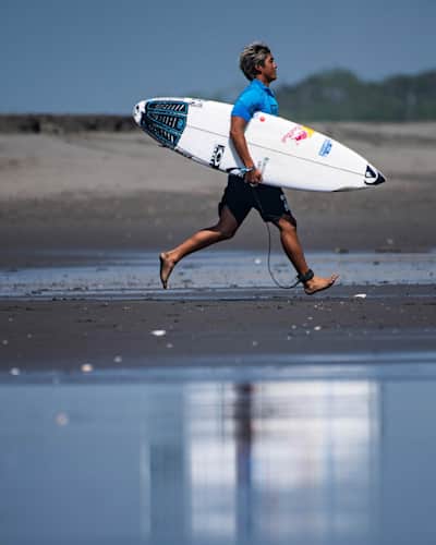 On deals running surfer
