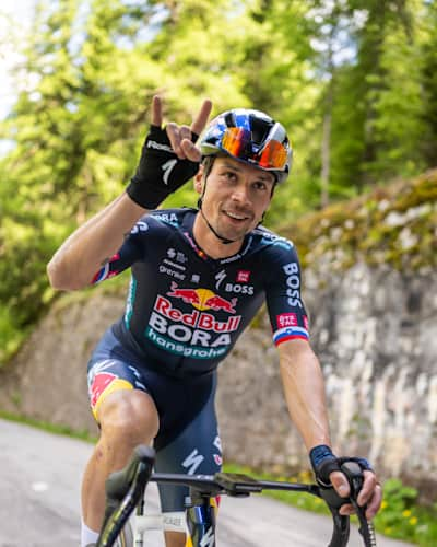 Le cycliste slovène Primož Roglič roule en vélo lors du lancement de l'équipe Red Bull - Bora - hansgrohe en juin 2024.