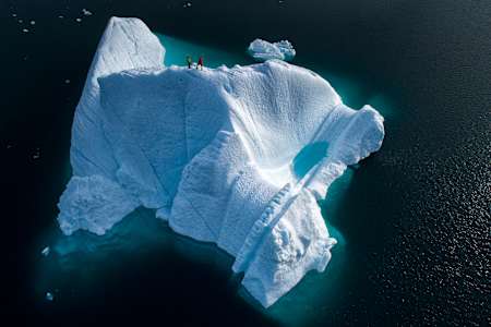 Les grimpeurs Mike Libecki et Ethan Pringle sur un iceberg au Groenland capturé par le photographe d'aventure Keith Ladzinski.