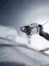 Freeskier Bene Mayer macht einen Nose Butter 360 im Schnee von Kamtschatka.