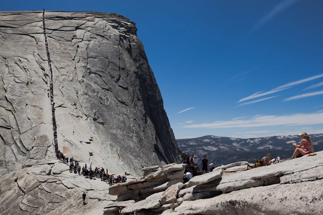 La randonné d'un jour pour grimper au sommet du Half Dome au Parc National de Yosemite.