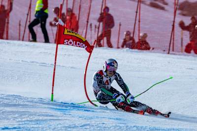 Em 2024, Lucas Braathen passa por portões durante a Copa do Mundo de Slalom Gigante em Soelden, Áustria.