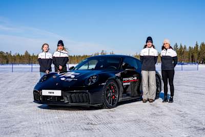 Mikaela Åhlin-Kottulinksy med de tre utvalda kvinnliga förarna Alexia Danielsson, Siri Hökfelt och Alice Liwell under första etappen av Race Apprentice i Arvidsjaur i mars 2025. 