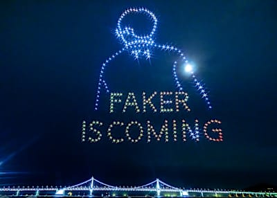 Le nom du joueur esport Faker comme celui de Batman dans la nuit affiché lors du Mid-Season Invitational 2022, en Corée du Sud.