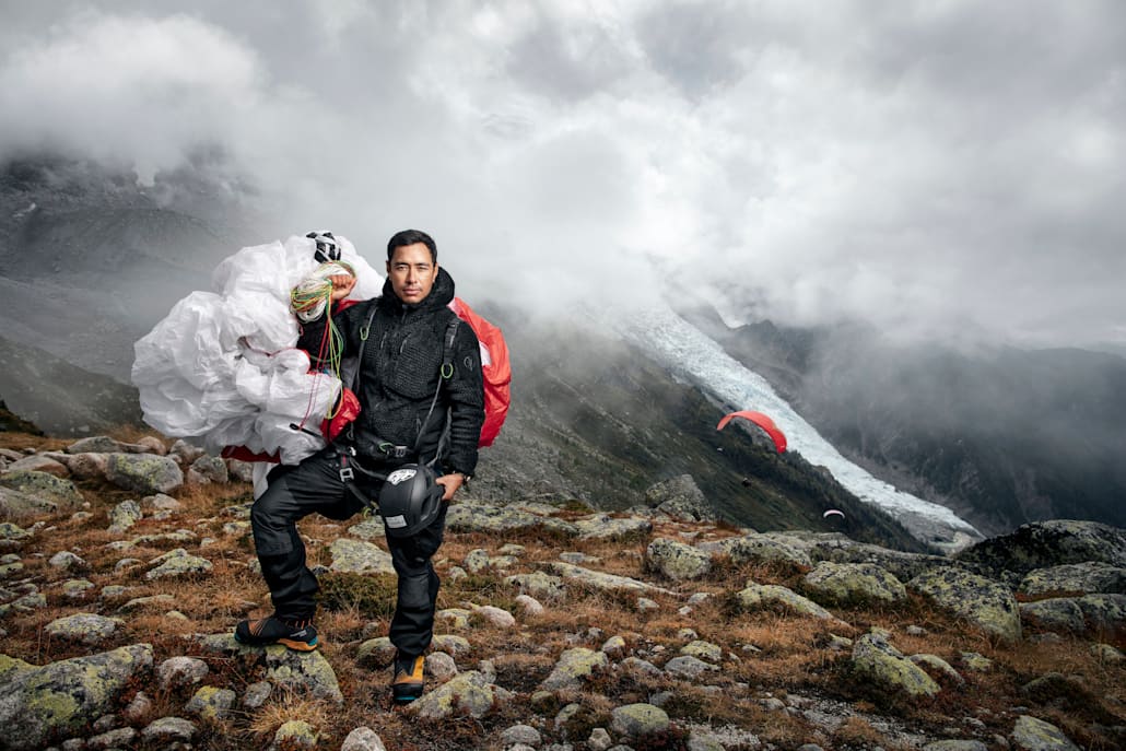 El montañero Nirmal 'Nims' Purja cerca del Mont Blanc con su equipo de speed-flying.